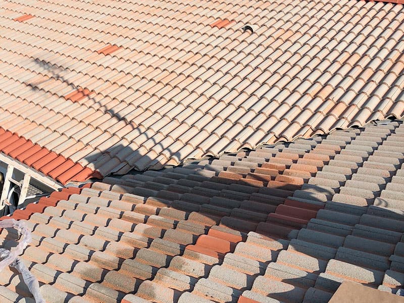 Tuiles décolorées et usées avant peinture toiture