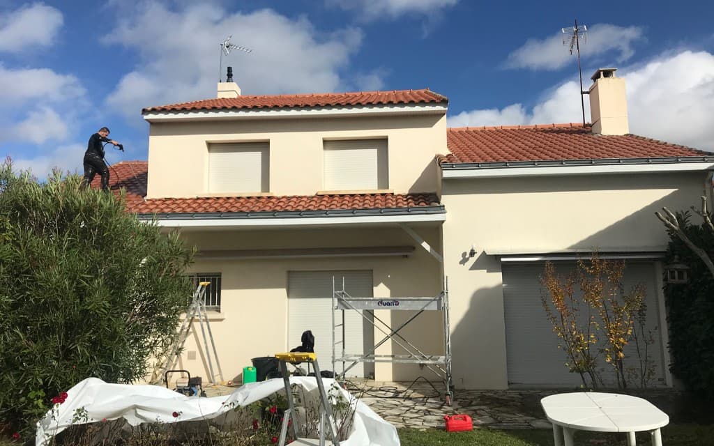 Maison en cours de nettoyage et préparation avant ravalement de façade à Nantes