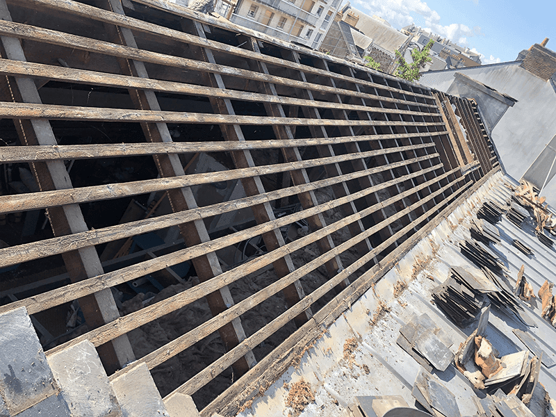 Toiture ardoise déposée à Nantes : liteaux et charpente mis à nu avant réfection