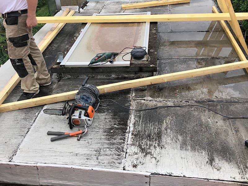 Chantier de rénovation de toiture terrasse à Nantes : préparation de la structure bois sur une étanchéité usagée