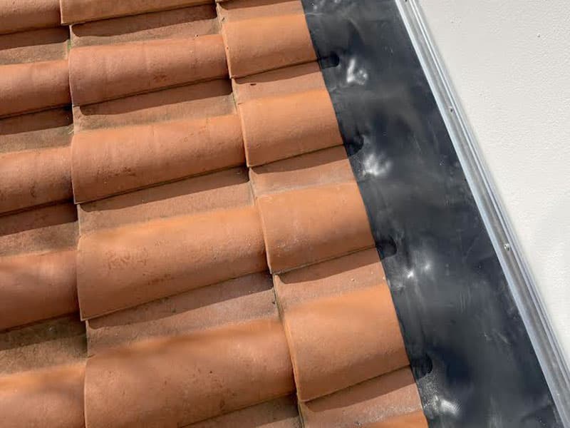 Pose de bande de solin Wakaflex sur toiture tuiles à Nantes